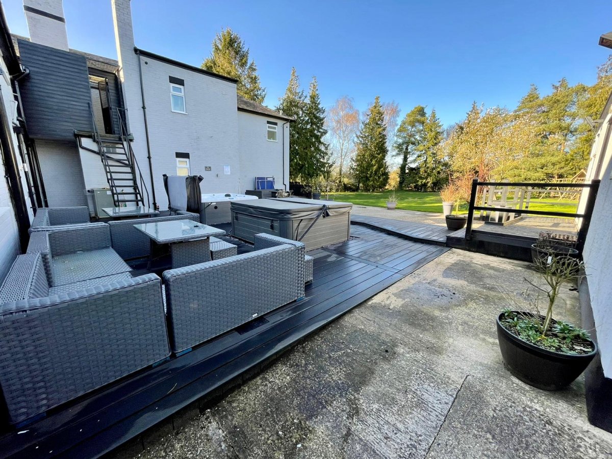 Stubbs House - decked seating area with 2 hot tubs